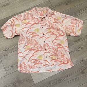 Tommy Bahama Hawaiian shirt in 100% silk. Men's XL. Excellent condition. Aloha!